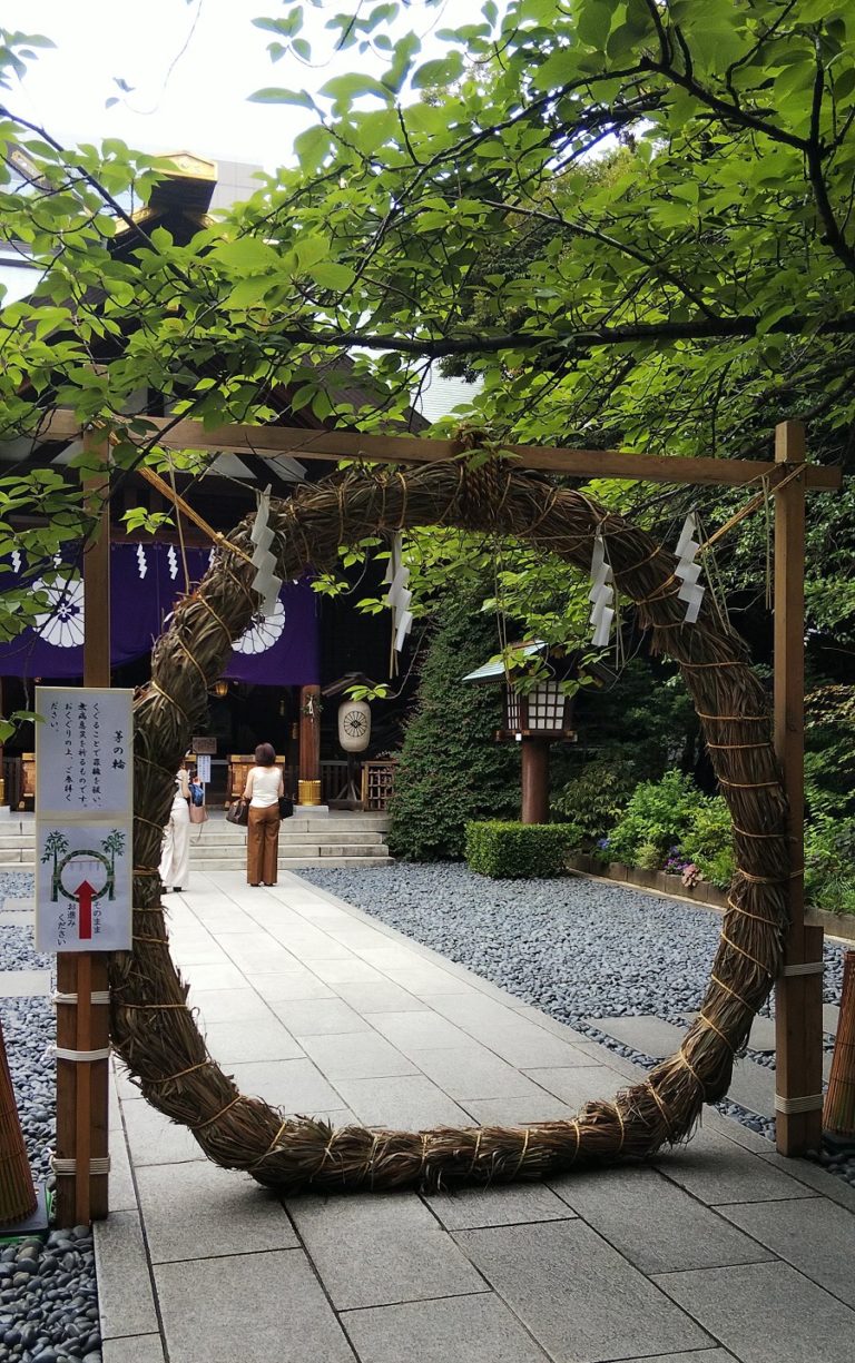 【夏越の大祓】半年の厄を払う茅の輪くぐりとお菓子『水無月』
